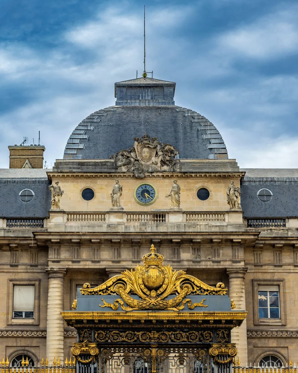 Le dôme, l’horloge et le haut du portail doré du Palais de Justice de Paris
